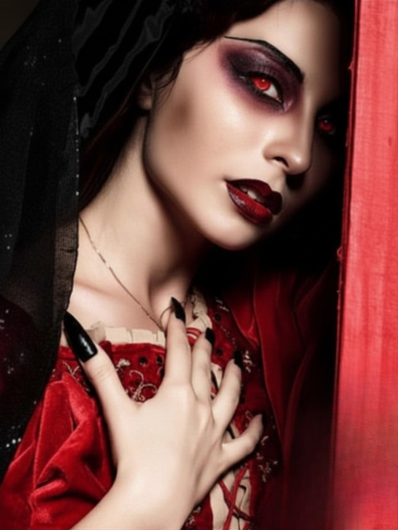 Red Vampire Contact Lense